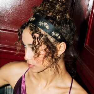 💛NEW💛Elegant Women’s black headband with gold and silver bling on top.